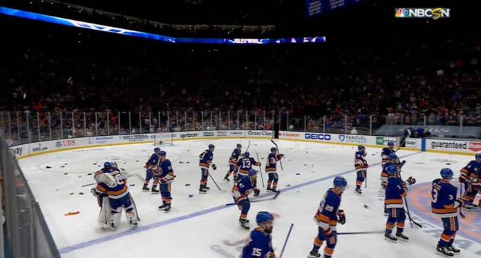 Islanders-fans-litter-ice Islanders fans throw garbage on the ice