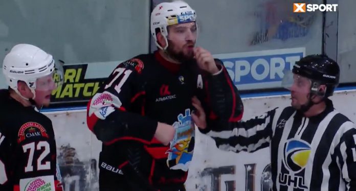 Racist-gesture Andrei Deniskin makes racist gesture to Jalen Smereck of HC Donbass