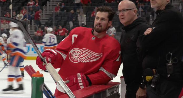 Dylan-Larkin-pays-for-fan's-beer Dylan Larkin speaks with Detroit locker room attendant Rick Szuber