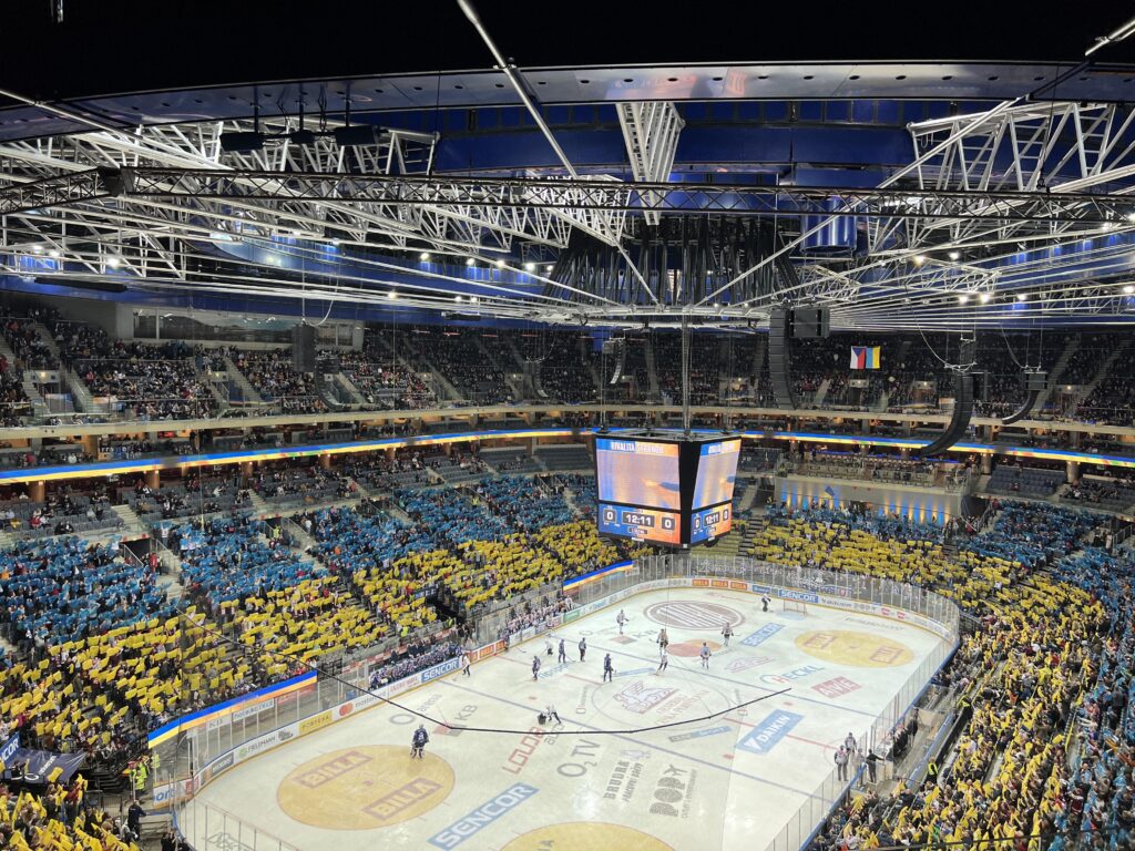 Ukraine chants in Jaromir Jagr charity game
