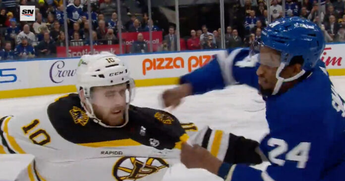 Wayne-Simmonds-pummels-AJ-Greer Wayne Simmonds fight AJ Greer