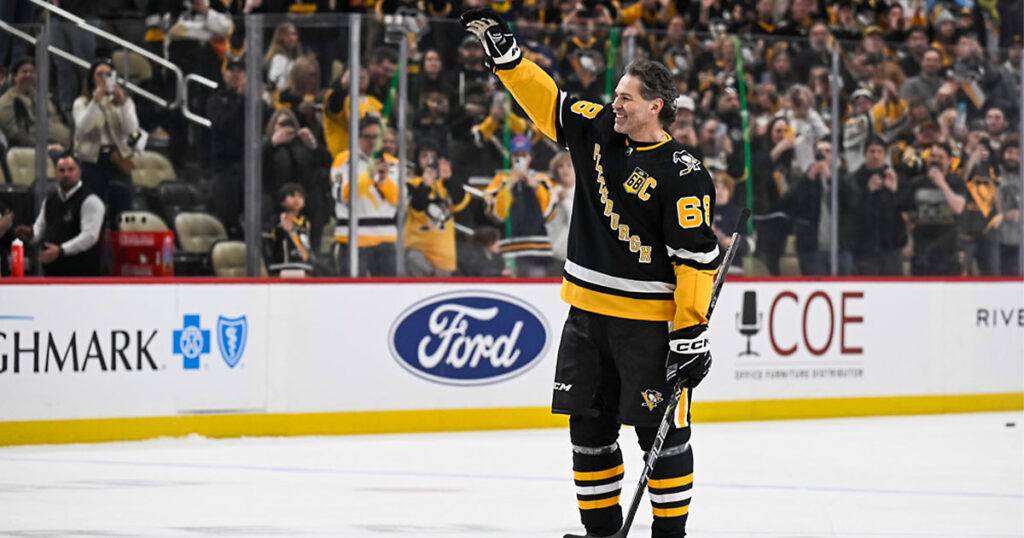 Jaromir Jagr salutes the crowd in a Pittsburgh Penguins jersey