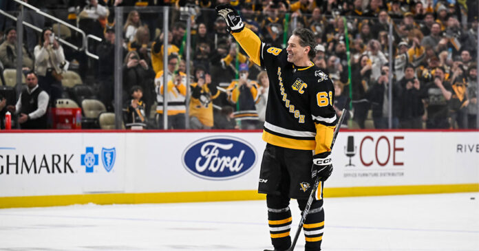Jagr-salutes-the-crowd Jaromir Jagr salutes the crowd in a Pittsburgh Penguins jersey
