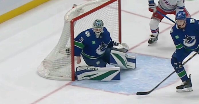 Silovs-barehand Arturs Silovs barehand save vs Rangers