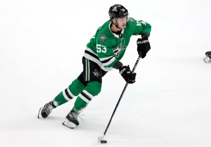 NHL: DEC 14 Blues at Stars Dallas Stars center Wyatt Johnston skates down the ice with the puck