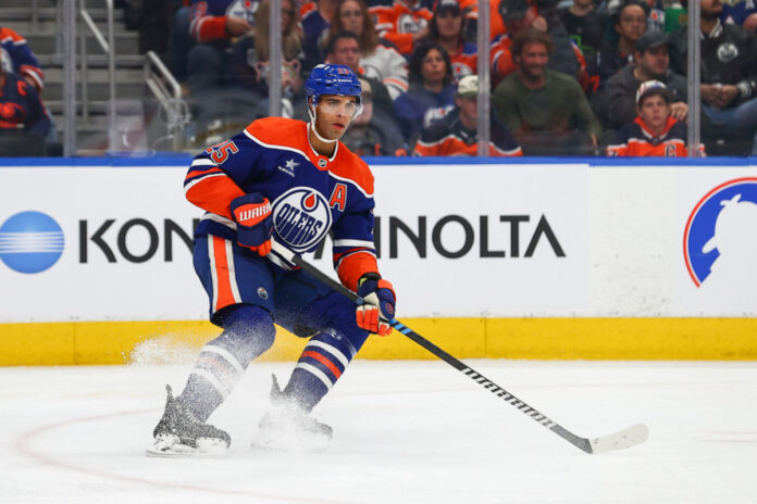 DFS250526097Stars_at_Oilers(1) Edmonton Oilers Defenceman Darnell Nurse (25) pivots in the second period of the Edmonton Oilers game versus the Dallas Stars on March 26, 2025 at Rogers Place in Edmonton, AB