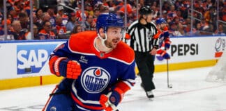 Oilers’ Zach Hyman Exits Game 4 vs Stars With Concerning Injury Zach Hyman skates for the Edmonton Oilers