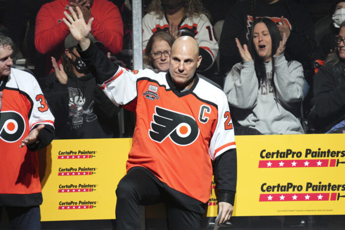 NHL: NOV 15 Flyers Black and Orange Game PHILADELPHIA, PA - NOVEMBER 15: Philadelphia Flyers Alumni coach Rick Tocchet (22) waves during the Flyers Alumni Orange and Black game on November 15, 2021 at Wells Fargo Center in Philadelphia, PA.