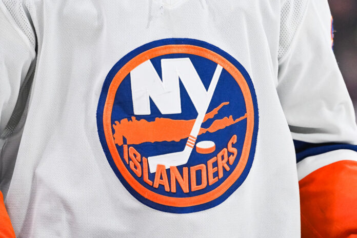 NHL: JAN 25 Islanders at Canadiens New York Islanders logo on a jersey, Islanders front office news
