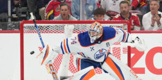 Stuart Skinner Pulled After Allowing 5 Goals as Oilers Get Crushed in Game 3 Edmonton Oilers goalie Stuart Skinner allows goal vs Florida Panthers