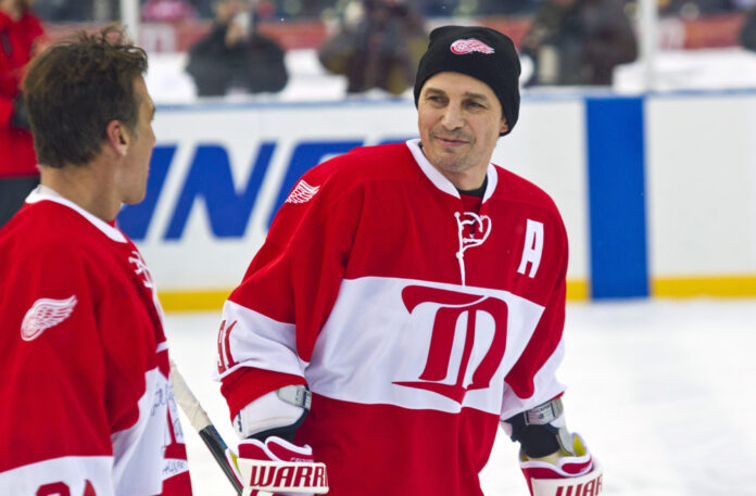 NHL: DEC 31 Maple Leafs v Red Wings Alumni Showdown Detroit Red Wings forward Sergei Fedorov talks with Former Detroit Red Wings defenseman Chris Chelios