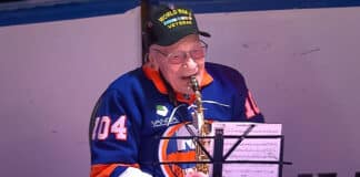 104-Year-Old WWII Vet Dominick Critelli Stuns Crowd With Anthem Performance World War 2 veteran Dominick Critelli performs national anthem before Islanders-Rangers