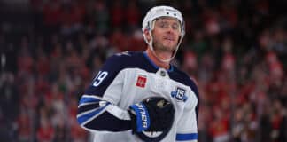 Jonathan Toews Receives Epic 4-Minute Standing Ovation in Return to Chicago Winnipeg Jets forward Jonathan Toews receives ovation in his return to Chicago