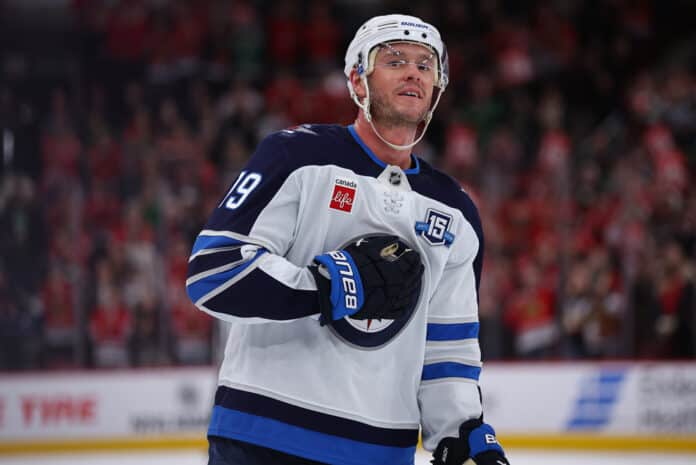 NHL: JAN 19 Jets at Blackhawks Winnipeg Jets forward Jonathan Toews receives ovation in his return to Chicago