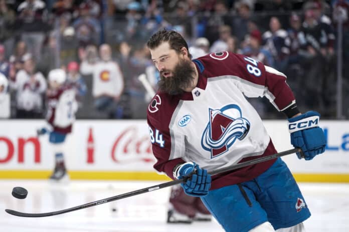 NHL: FEB 25 Avalanche at Mammoth Colorado Avalanche defenseman Brent Burns warms up before a game
