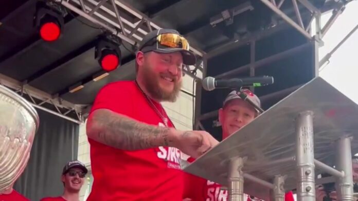 Nicolas Deslauriers signs Hurricanes contract at Stanley Cup parade Nicolas Deslauriers signs his two-year Hurricanes contract on stage at the Stanley Cup parade