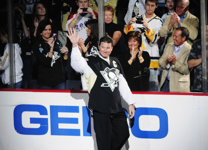 NHL: APR 08 Islanders at Penguins Mario Lemieux waves to Pittsburgh Penguins fans at Mellon Arena