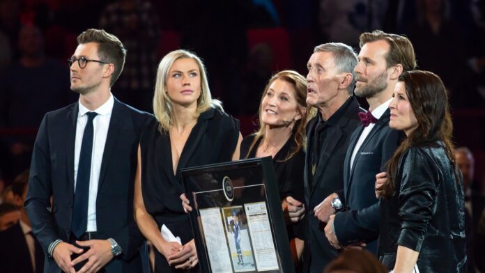 Borje Salming honored with family at 2022 Hockey Gala Borje Salming stands with his family as he is honored at the all-time Hockey Gala in Stockholm in 2022