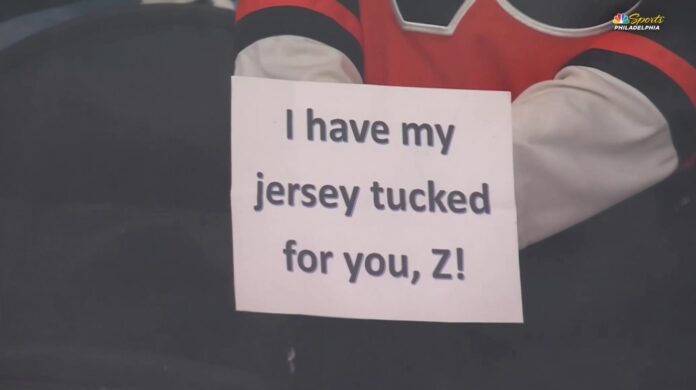 flyers-tucked-jerseys-warmup-zegras Flyers player holds up sign reading I have my jersey tucked for you Z during warmups referencing Trevor Zegras jersey tuck penalty